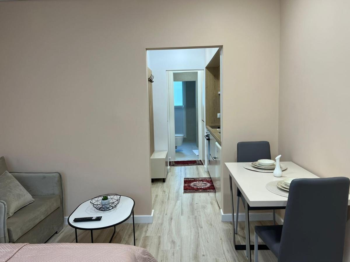 Smart Home , Lovely Apartment In 地拉那 外观 照片